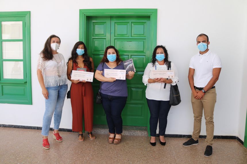 Ganadoras de adultos junto a Daniel Medina, concejal de Cultura de Yaiza, y Ana Gomariz, del AC Castillo del Águila.JPG