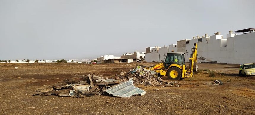 Plan de Limpieza.  Maquinaria del Ayuntamiento de Arrecife limpiando en el barrio de San Francisco Javier