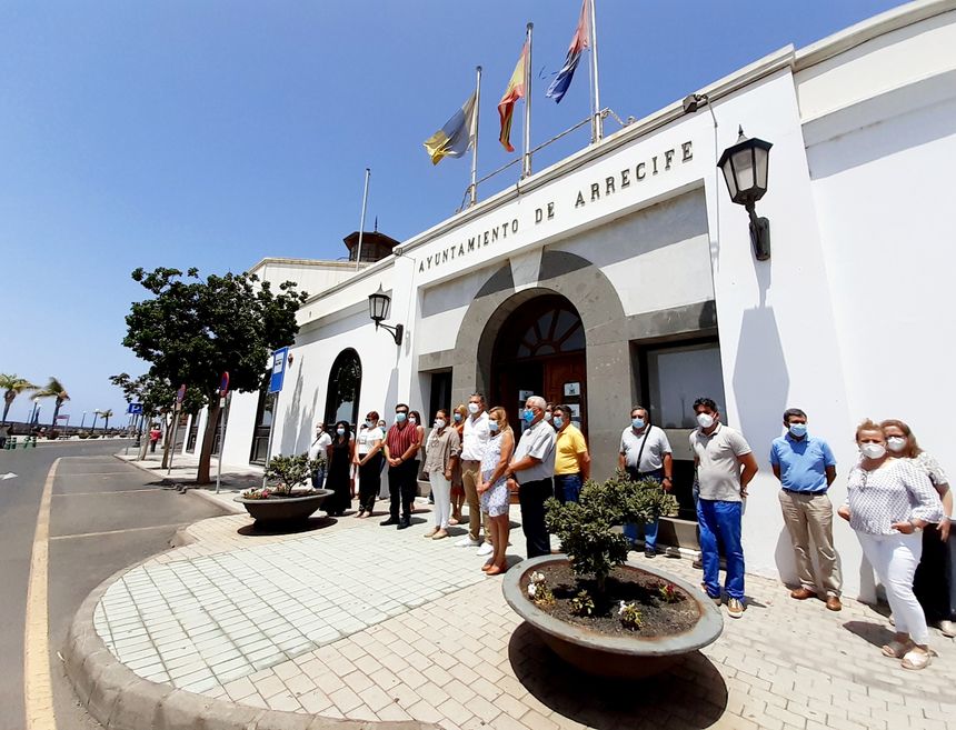 Minuto de silencio en Arrecife por la nueva víctima de violencia de género en Tenerife. La alcaldesa junto a los concejales y trabajadores del Ayuntamiento de Arrecife