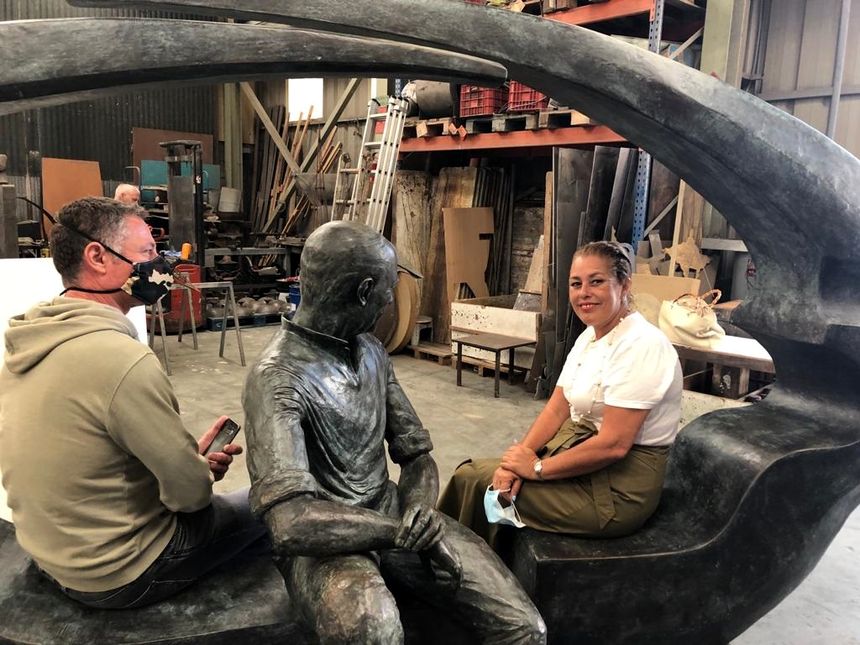 La escultura La Mirada de César. La alcaldesa de Arrecife junto al escultor Manolo González