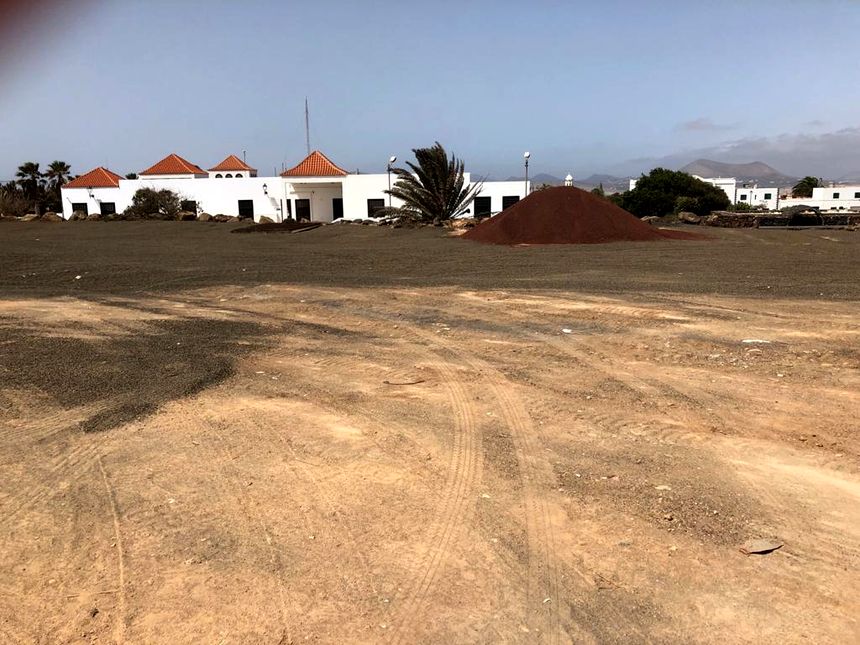 PARCELA LIMPIA DE ESCOMBROS TEGUISE