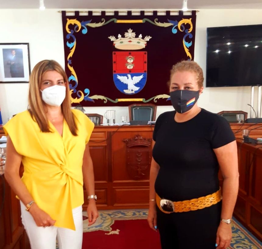 Acuerdo plenario. La alcaldesa de Arrecife y la concejal de Servicios Sociales tras el pleno donde se aprobó ejecutar unos nuevos accesos al edificio de Servicios Sociales