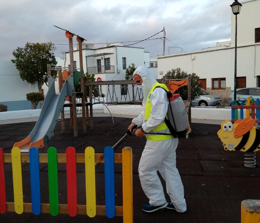 Arrecife realiza tratamientos ante el Covid 19 en todos los parques infantiles de la capital