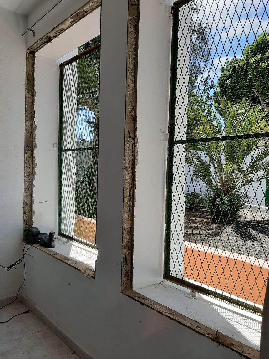 El Ayuntamiento de Arrecife ejecuta obras para sustituir las ventanas del colegio Titerroy