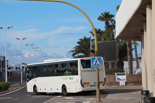 Guagua saliendo de la Estación de Playa Blanca