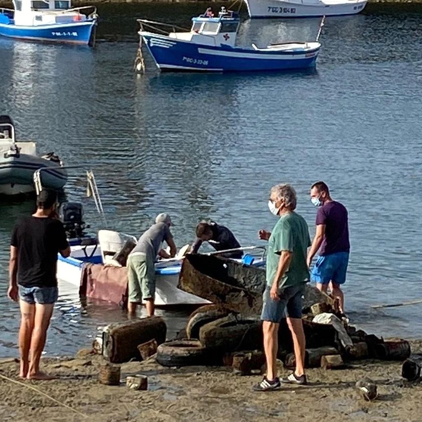 Limpieza de los fondos del Charco de San Ginés. Los propietarios de las falúas y chalanas colaboraron