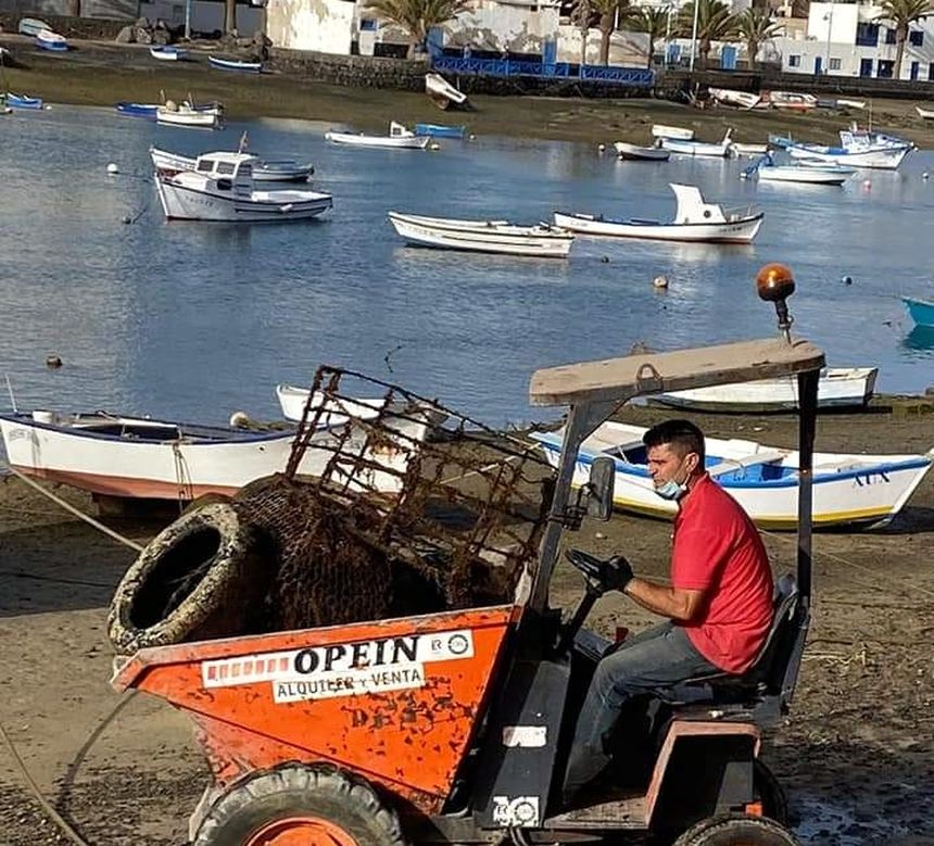 Limpieza de los fondos del Charco de San Ginés. Numerosos residuos fueron retirados