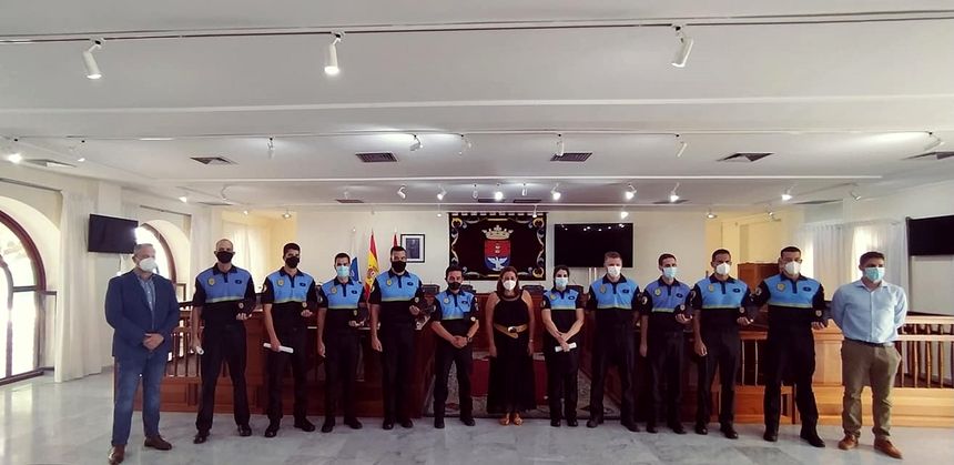 La alcaldesa de Arrecife Astrid Pérez y el jefe de la Policía con los nueve nuevos efectivos del Cuerpo, con los concejales de Policía y Recursos Humanos, respectivamente-1