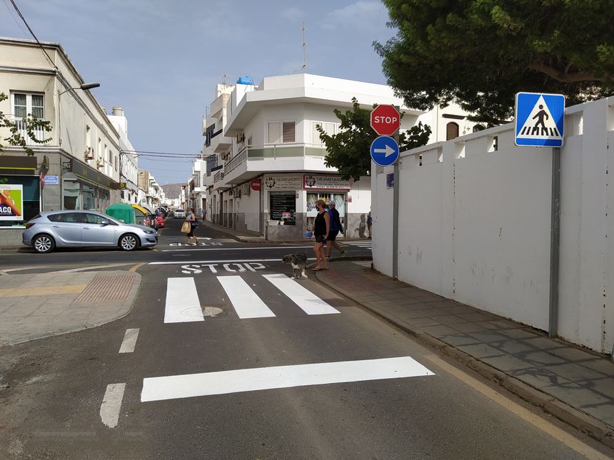 Arrecife refuerza la seguridad vial en el entorno de los colegios. Calle lateral al colegio Benito Méndez, en Titerroy