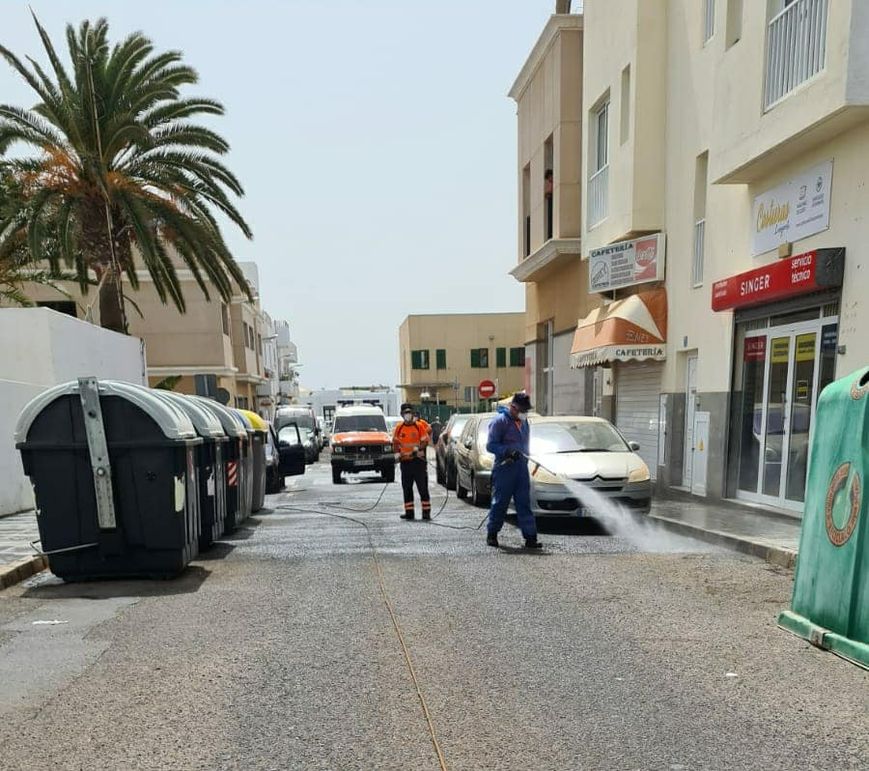 Trabajos de desinfección en zonas sensibles de Arrecife.  Efectivos de Protección Civil de Arrecife en zonas sensibles del barrio de Titerroy