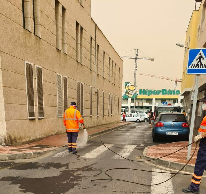 Trabajos de desinfección en zonas sensibles de Arrecife. Esta semana exteriores del Centro de Salud de Valterra con efectivos de Protección Civil de Arrecife