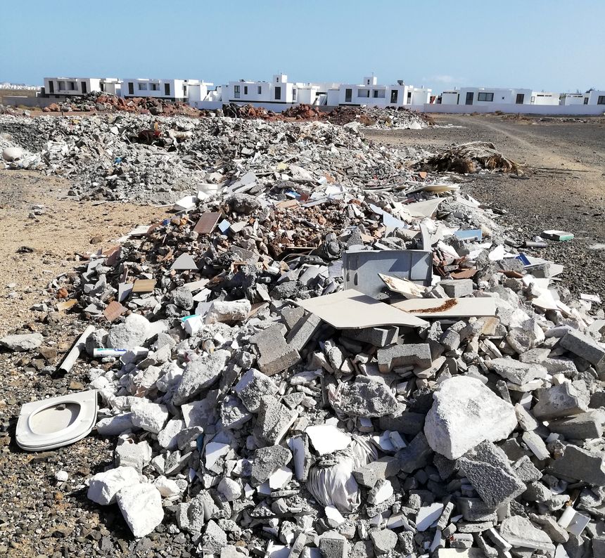 Basura y escombros en la zona trasera de la urbanización Costa Papagayo II (Imagen de Cs)