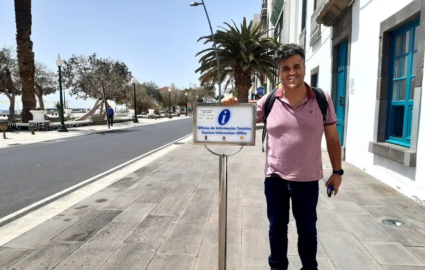 El concejal de Turismo, Armando Santana, junto a la Oficina de Turismo del Ayuntamiento de Arrecife