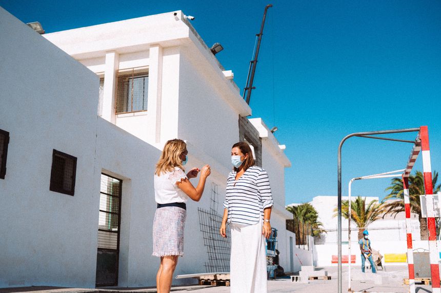 Mejoras en el colegio de Argana Alta. La alcaldesa Astrid Pérez con la concejal de Educación. Nuevas cámaras de seguridad instaladas por el Ayuntamiento