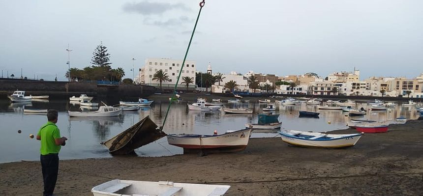 El Ayuntamiento de Arrecife retira un barquillo abandonado y hundido en el interior del Charco de San Ginés, con la gran bajamar de estos días
