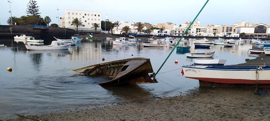 El Ayuntamiento de Arrecife retira un barquillo abandonado y hundido en el interior del Charco de San Ginés