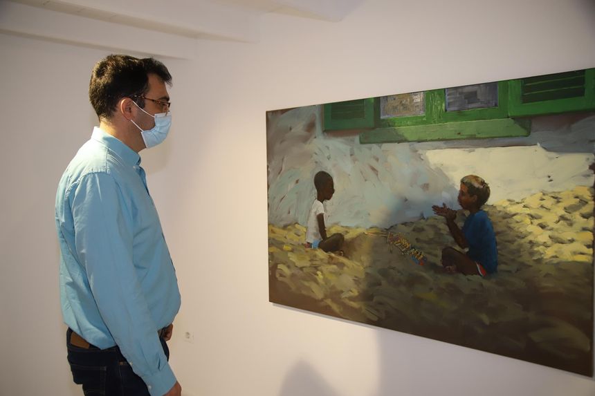Alberto Aguiar observando la obra de Francisco Castro