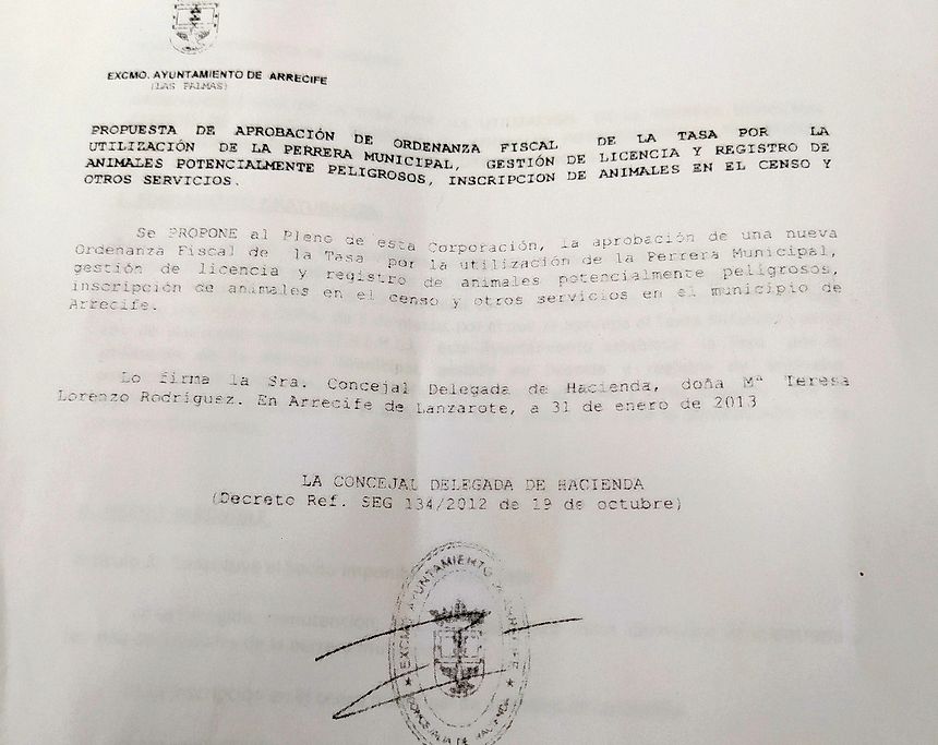 La concejal de CC, María Teresa Lorenzo, firmó en el 2013 la propuesta de la nueva ordenanza que hoy ha sido aprobada de manera inicial en el Ayuntamiento de Arrecife