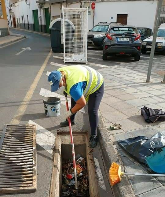 Operarios del  Ayuntamiento de Arrecife limpian los imbornales