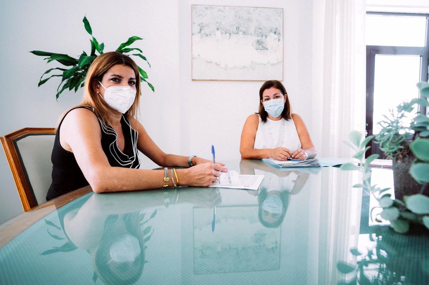 Arrecife aumenta a los 200 euros por hijo las ayudas sociales para material escolar. La alcaldesa Astrid Pérez y la concejal de Servicios Sociales, María Jesús Tovar