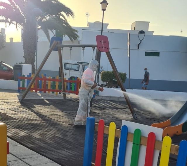 Arrecife redobla la desinfección de los Parques Infantiles con los efectivos de Protección Civil. Actuación en uno de los barrios de Arrecife