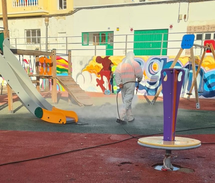 Arrecife redobla la desinfección de los Parques Infantiles con los efectivos de Protección Civil.  Desinfección en unos de los parques reabiertos