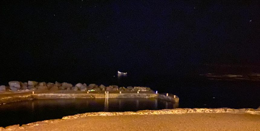Imagen de la patera varada cerca del muelle de La Santa este lunes de madrugada.