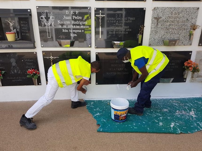 Arrecife destina personal del nuevo Plan de Empleo Social a mejorar el aspecto del Cementerio de San Román. Trabajadores ayer en el cementerio