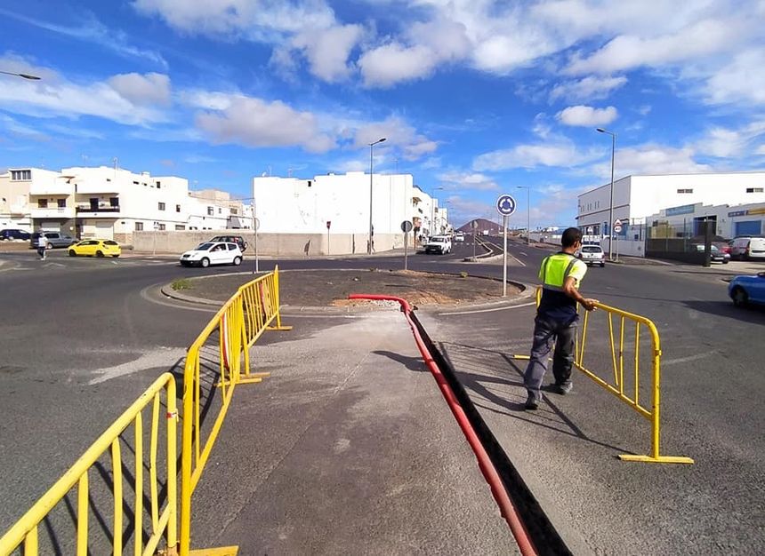 Nuevas obras ejecutadas por el Ayuntamiento de Arrecife para dotar de red de riego a esta rotonda en los accesos al barrio de Altavista. Los trabajos se  han ejecutado en fin de semana