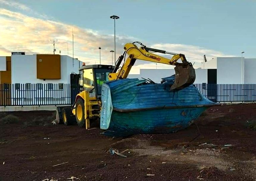 El Ayuntamiento de Arrecife traslada a Zonzamas las pateras abandonas en la Playa de La Arena