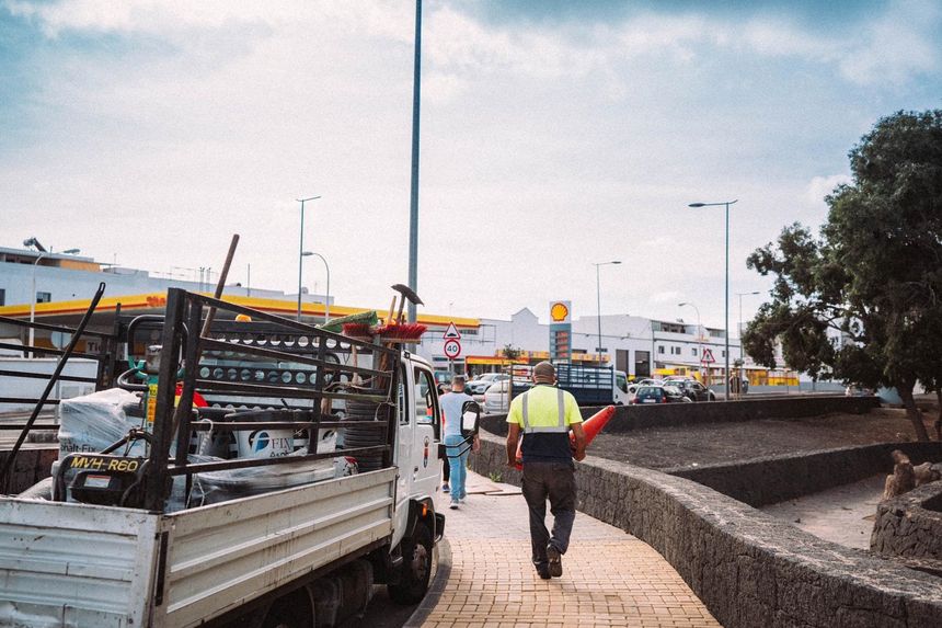 Arrecife realiza nuevas obras para instalar nueva iluminación en los accesos al barrio de Altavista. Señalización de la zona en obras