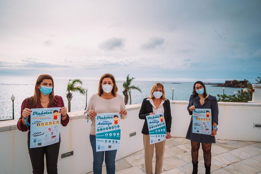Arrecife se une a la sensibilización en el Día Mundial de la Diabetes. La presidenta de Adila junto a la alcaldesa Astrid Pérez y las concejales de Sanidad  y de Servicios Sociales