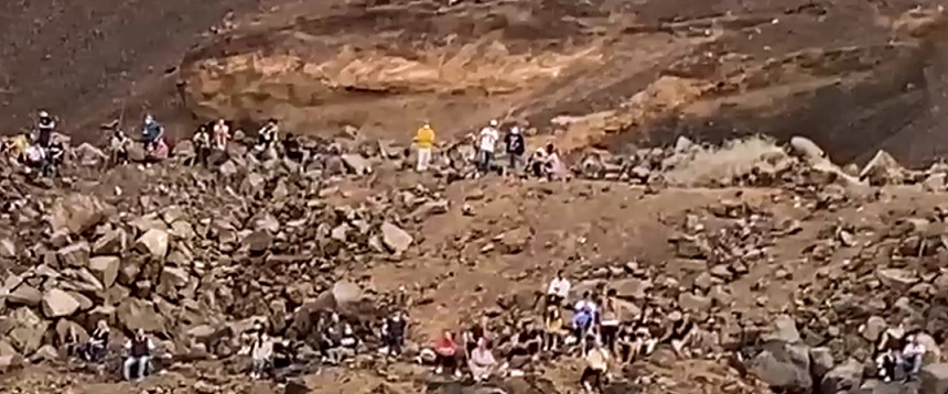 Los aficionados este sábado viendo el fútbol desde la ladera del volcán.