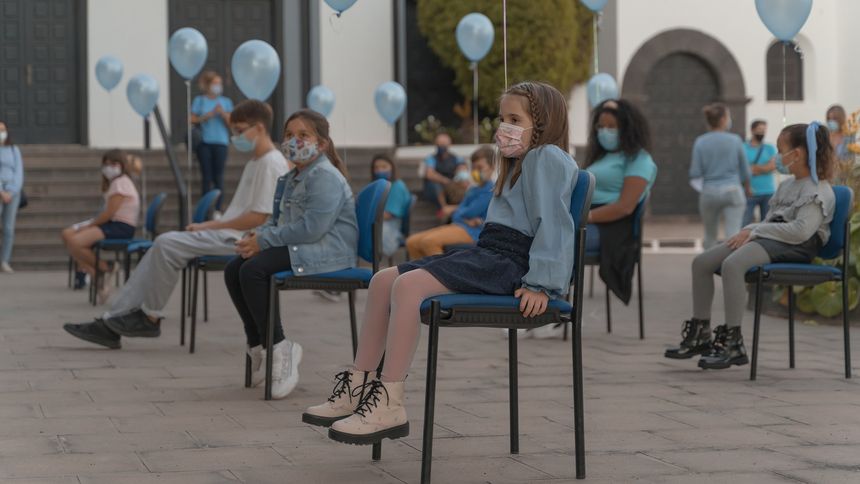 entrega mochilas solidarias a cada niño que participó con su dibujo 2