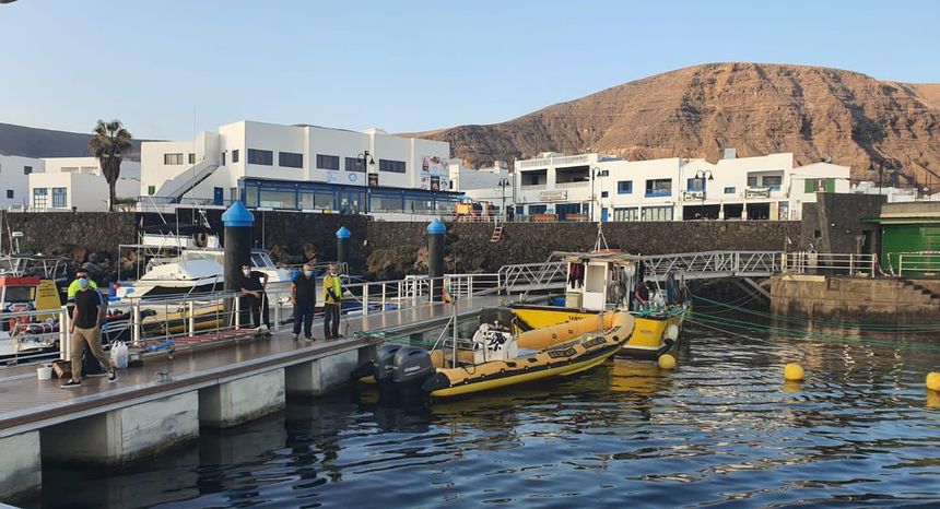 Imagen del puerto de Órzola este miércoles por la mañana en el inicio de la búsqueda de las personas desaparecidas.