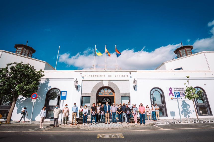 Arrecife muestra su consternación por el fallecimiento de 8 migrantes y guarda minuto de silencio