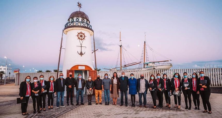 Ofrenda en recuerdo de las víctimas del Cruz del Mar. La alcaldesa de Arrecife junto a otras autoridades y familiares de los asesinados