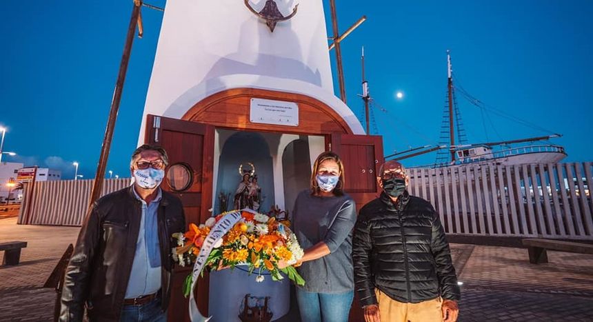 Ofrenda en recuerdo de las víctimas del Cruz del Mar. La alcaldesa de Arrecife junto al concejal Roberto Hernón y el pescador superviviente de la tragedia, Miguel Angel Rodríguez