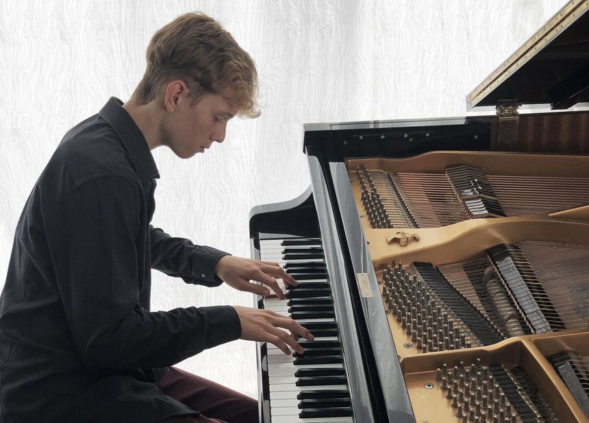 Mijaíl Saprychev Klimov, El mundo en un piano