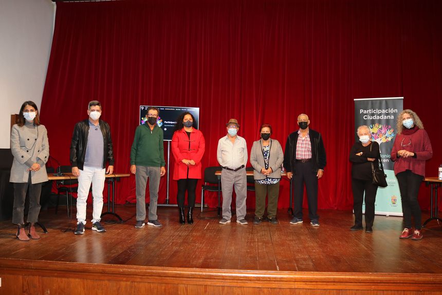 Participantes del coloquio junto al moderador, trabajadoras y resposadel Área de Participación Ciudadana