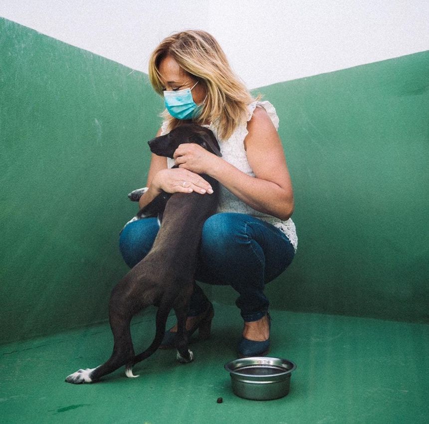 La concejal Saro González con uno de los perros alojados en el Centro de Protección Animal de Arrecife