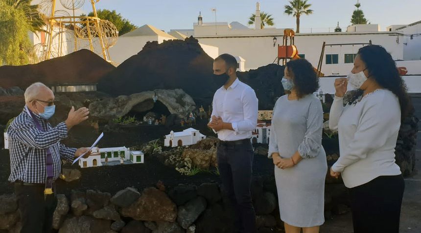 Juan Antonio Gallego, párroco de Yaiza, bendiciendo el belén