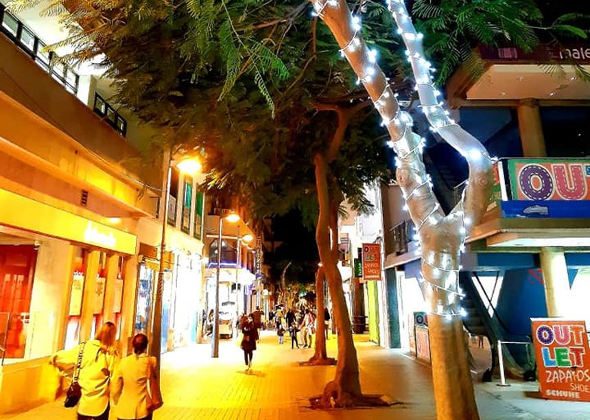 Iluninación navideña  de los árboles de la Calle Real, donde además este año se incorpora un gran cartel con Feliz Navidad