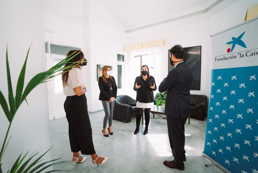 Acuerdo del Ayuntamiento de Arrecife y  la  Fundación “la Caixa” y CaixaBank para un Aula Mentor . La alcaldesa y la concejal con directivos de CaixaBank