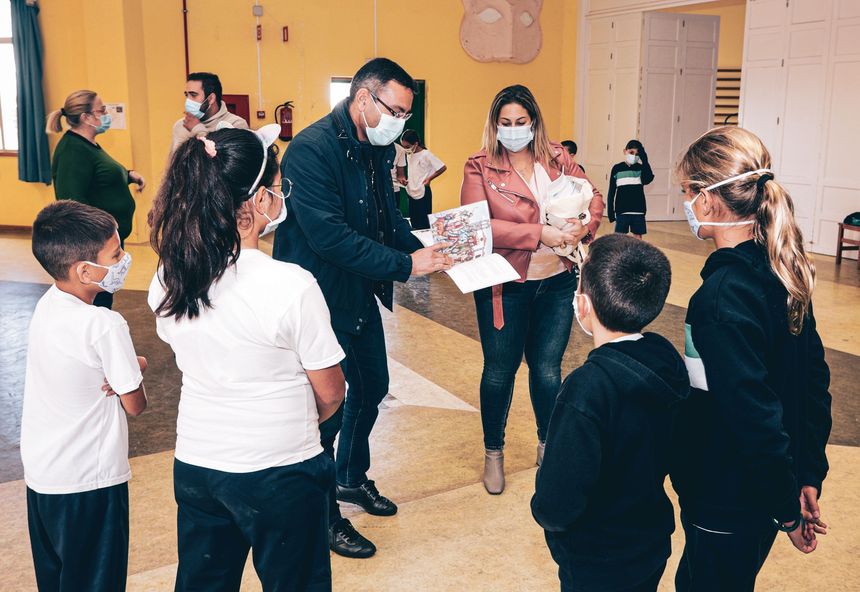 ENTREGA LIBRO TEGUISE A ESCOLARES 1