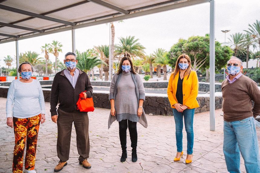 Astrid Pérez y María Jesús Tovar visitan las Aulas de la Tercera Edad para solicitar reforzar las medidas preventivas ante la Covid. Mayores de Altavista