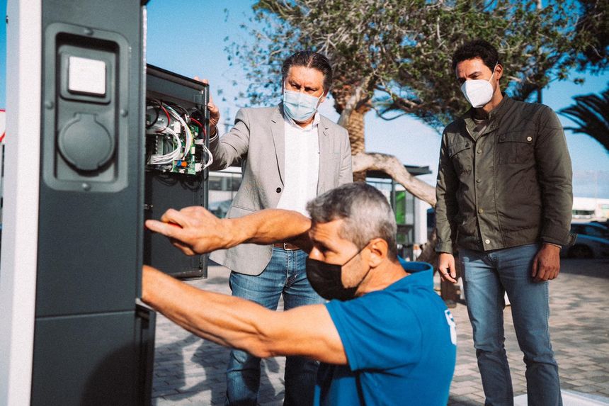Puntos de Recarga Eléctrica en Arrecife. El concejal y el técnico del Área supervisan el montaje