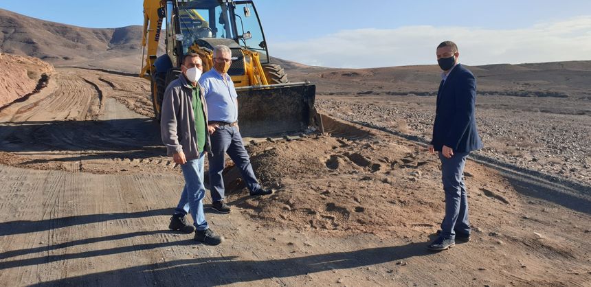 Óscan Noda y Ángel Domínguez visitando la zona