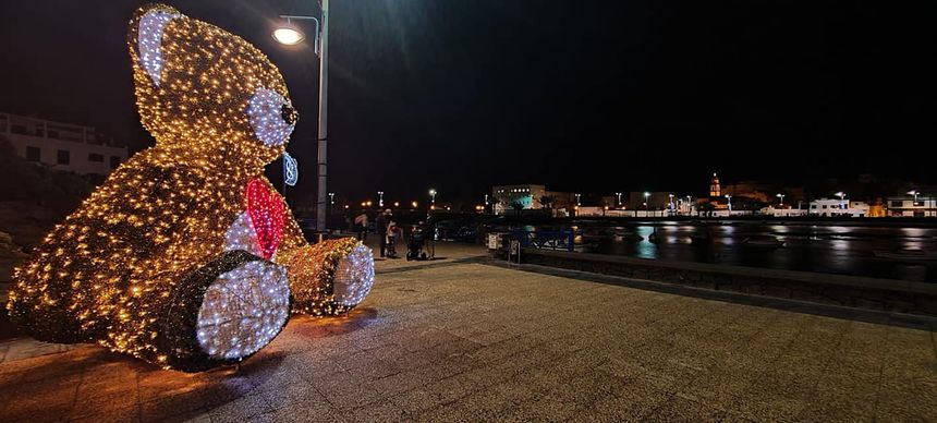 La iluninación navideña de Arrecife exhibe este gran oso en el Charco de San Ginés