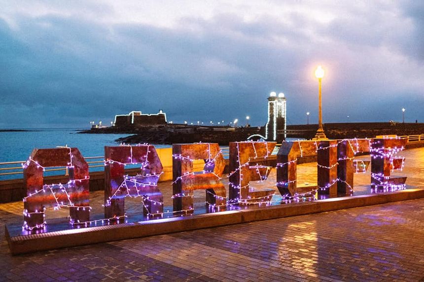 La iluninación navideña de Arrecife en los edificios y símbolos de la capital de Lanzarote